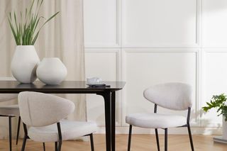 Krzesła do jadali, które robią wrażenie! Co jest na topie? Zwróć uwagę na stylową plecionkę i zaokrąglone kształty 