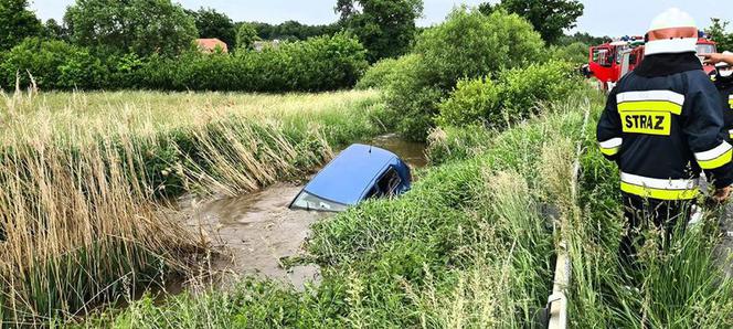 Wypadek w powiecie strzelińskim: Volkswagen wypadł z drogi i wpadł do rzeki