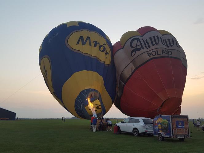 ​Nocny pokaz balonów na lotnisku w Lesznie. Wiatr był za mocny