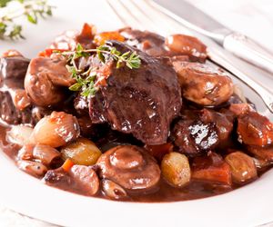 Wołowina po burgundzku. Przepis na danie na gorąco wyśmienite na spotkanie w karnawale