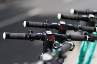 Ekspert KUL: Wystarczy chwila nieuwagi, aby doszło do wypadku. Niebezpieczna moda na hulajnogi elektryczne