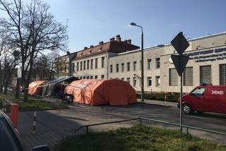 Antymaseczkowcy WTARGNĘLI do szpitala w Toruniu! Suweren przyszedł na kontrolę. W sieci ZAWRZAŁO [WIDEO]