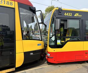 Czołowe zderzenie autobusu miejskiego z tramwajem. Kierowca zasłabł za kierownicą