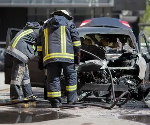 Makabryczny wypadek! Auto uderzyło w drzewo i spłonęło. W środku zwłoki