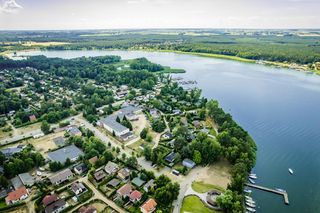 W tej wsi jezioro Czarne łączy się z Białym. Ich wody mieszają się z wodą jednego z największych sztucznych zalewów w Polsce