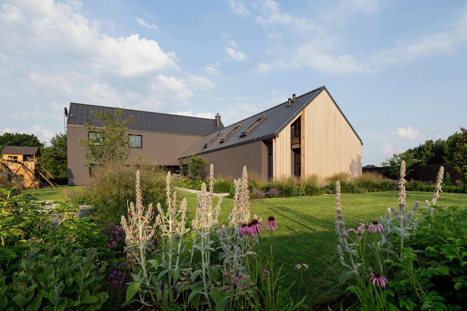 Szary dom w Świerczyńcu koło Tychów