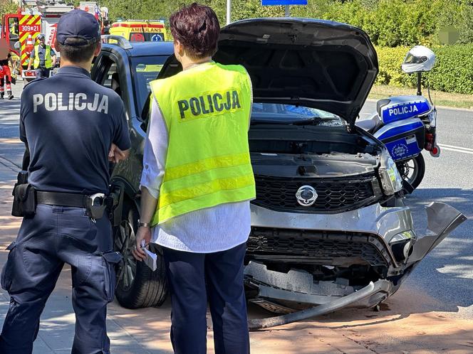 Auto wjechało w przystanek w Warszawie. Dwie osoby nie żyją