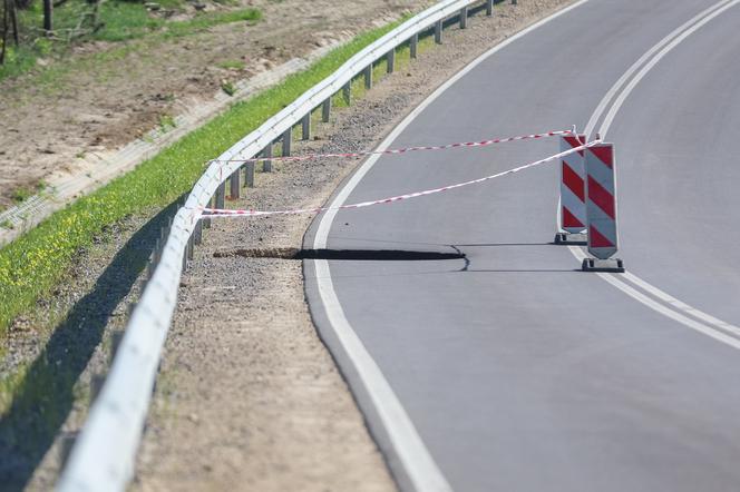  Zapadliska na obwodnicy Bolesławia. Nowa droga z dziurami jak leje po bombie