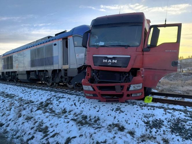   Tir zderzył się z pociągiem osobowym. Trasa kolejowa Ełk-Białystok zablokowana