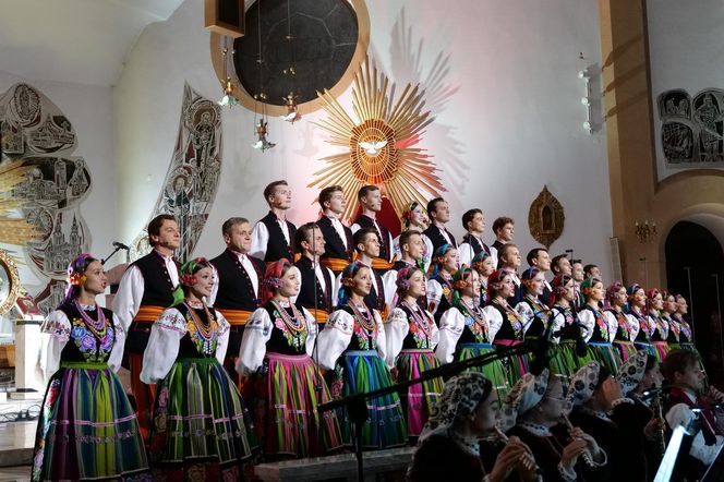 Występ zespołu Mazowsze w Starachowicach
