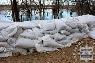 Mieszkaniec Gliwic chciał powędkować więc... zaczął rozbierać wał przeciwpowodziowy