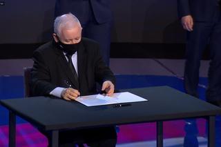 Nowy ład. Kaczyński, Ziobro i Gowin podpisali deklarację. Nagle prezes chwycił za mikrofon