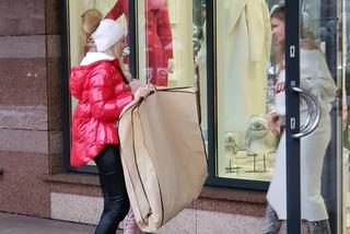 Basia Kurdej-Szatan z córką odbierają sylwestrową kreację u Violi Piekut. 