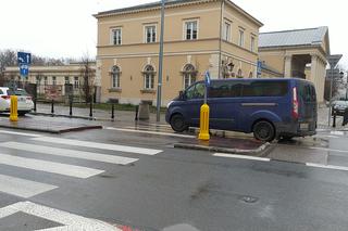 Feralny znak na Dobrej. Kierowcy uderzyli w niego 50 razy w półtora roku