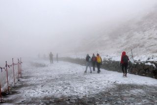 Tatrzańskie szczyty przykrył pierwszy śnieg! Warunki są trudne, ratownicy TOPR mówią, jak przygotować się do wyjścia w góry [GALERIA]