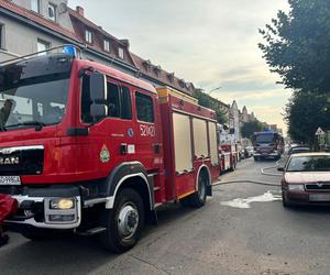 Pożar kamienicy w Starogardzie Gdańskim. Dwoje dzieci w ciężkim stanie. Zabrały je śmigłowce [ZDJĘCIA].