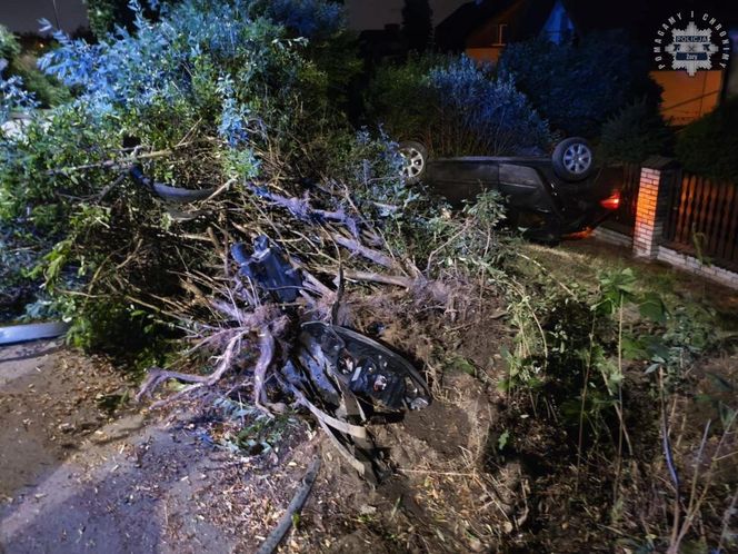 Żory. Nie zauważył ronda, bo patrzył w telefon! 18-latek dachował i cudem uniknął śmierci