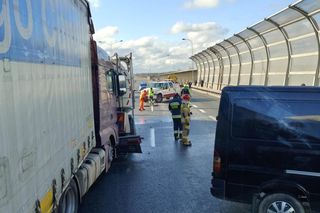 Poważny wypadek na A8 we Wrocławiu. Zderzyły się dwa tiry i dwa busy, są ranni