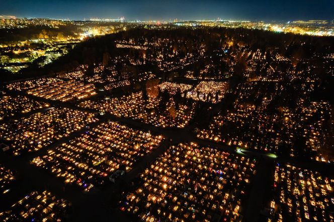 1 listopada na Cmentarzu Łostowickim w Gdańsku. Tak wygląda w dniu Wszystkich Świętych