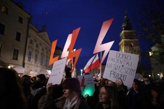Ani jednej więcej. Kolejny dzień protestów. Ulicami Krakowa przeszedł tłum ludzi [ZDJĘCIA]