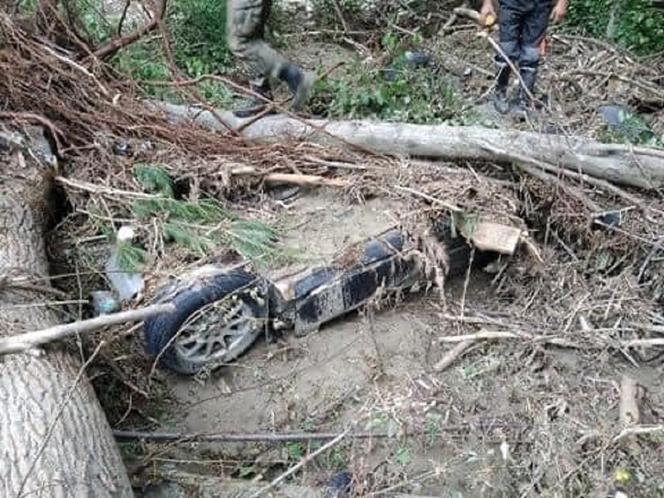 Niezwykłe znalezisko saperów. Sprzątali po powodzi w gm. Bircza i znaleźli samochód [ZDJĘCIA]