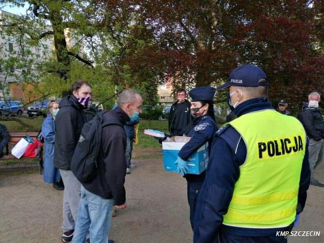 Policjanci rozdają maseczki bezdomnym