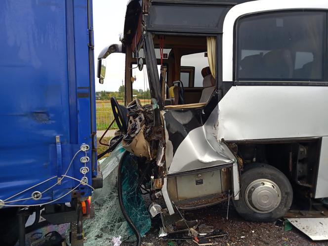 Wypadek szkolnego autokaru z ciężarówką w pow. chełmskim