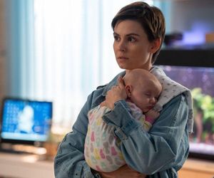 Na dobre i na złe odc. 960 po wakacjach. Blanka (Pola Gonciarz), Nina (Rita Sobocińska)