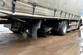 Spod ciężarówki leciały iskry! Wiózł 10 ton drewna bez jednego koła