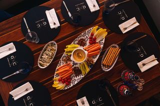 Guess wypływa w rejs z Clovis – ekskluzywna morska przygoda