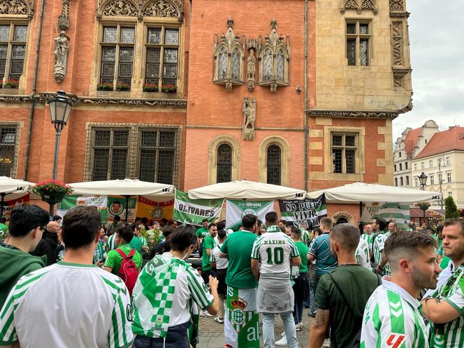 Gorąco przed finałem Ligi Konferencji we Wrocławiu. Tysiące kibiców na Rynku