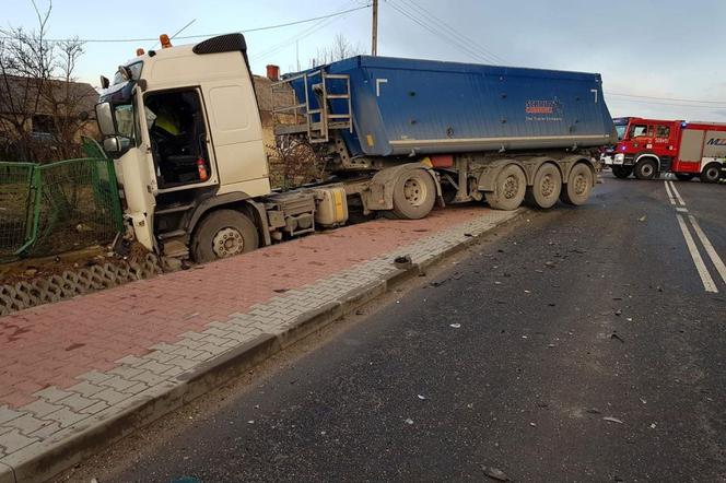 Tragiczny wypadek! Tir ZMIAŻDŻYŁ osobówkę! Jedna osoba nie żyje, są ranni!