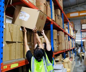 Pracodawca nie może wymagać od ciebie dźwigania. Sprawdź dopuszczalne normy BHP