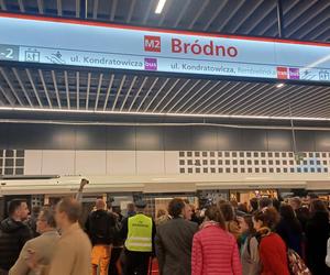 Metro na Bródnie wkrótce otwarte! Wielkie emocje, mieszkańcy tłoczą się przy wejściu