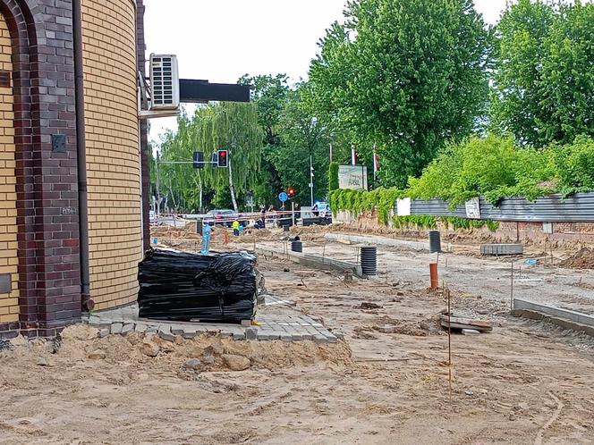 Przy skrzyżowaniu ulicy Cmentarnej z ul. ks. Jana Niedziałka w miejscu prac remontowo-budowlanych zostały ujawnione szczątki ludzkie nieznanego pochodzenia