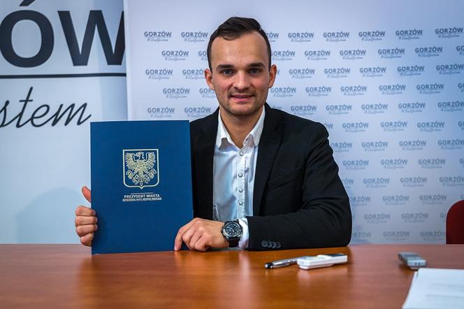 Zmarzlik przed rokiem podpisał indywidualną umowę z miastem opiewającą na 200 tysięcy złotych. 