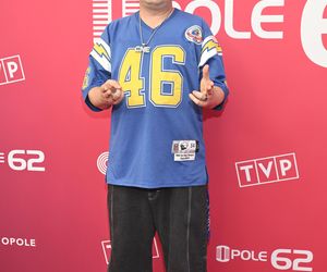 Konferencja prasowa 62. edycji Krajowego Festiwalu Polskiej Piosenki w Opolu. Tłum gwiazd na czerwonym dywanie