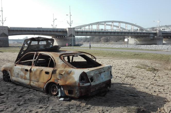 Poznań: Spalony samochód od jakiegoś czasu zalega nad Wartą! 