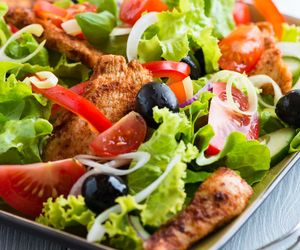 Sałatka chorwacka. Smak prosto z bałkańskiej knajpki