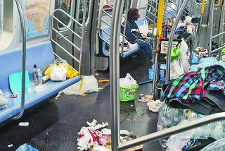 MTA oficjalnie nie pozwoli na „dwójkę” w kolejce i autobusach.  Śmierdzący problem metra