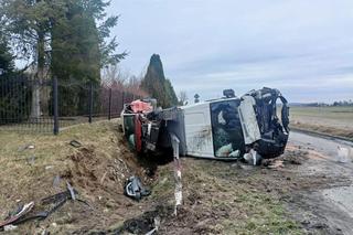 Bus zderzył się z osobówką na skrzyżowaniu w pow. krasnostawskim