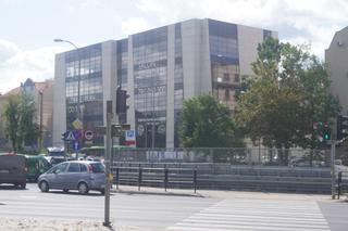 Biurowiec-widmo w samym centrum Olsztyna stoi i niszczeje. Jaka czeka go przyszłość? [ZDJĘCIA]