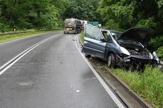 Groźny wypadek na trasie Pisz - Ruciane Nida. Osobówka uderzyła w ciężarówkę [ZDJĘCIA]
