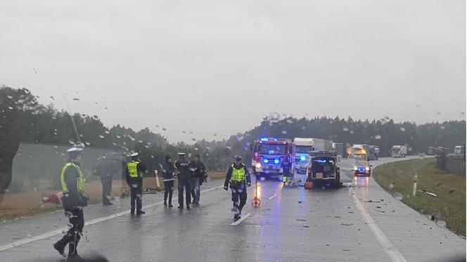 Tragiczny wypadek na obwodnicy Torunia. Trzech mężczyzn zginęło na S10. Zdjęcia od policjantów i strażaków