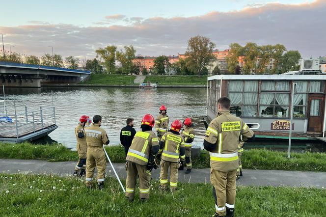 Tajemniczy wyciek w Wiśle, w rejonie mostu Grunwaldzkiego. Musiały interweniować służby