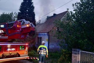 Zginął w pożarze niezamieszkałego domu, czworo bezdomnych uratowało się