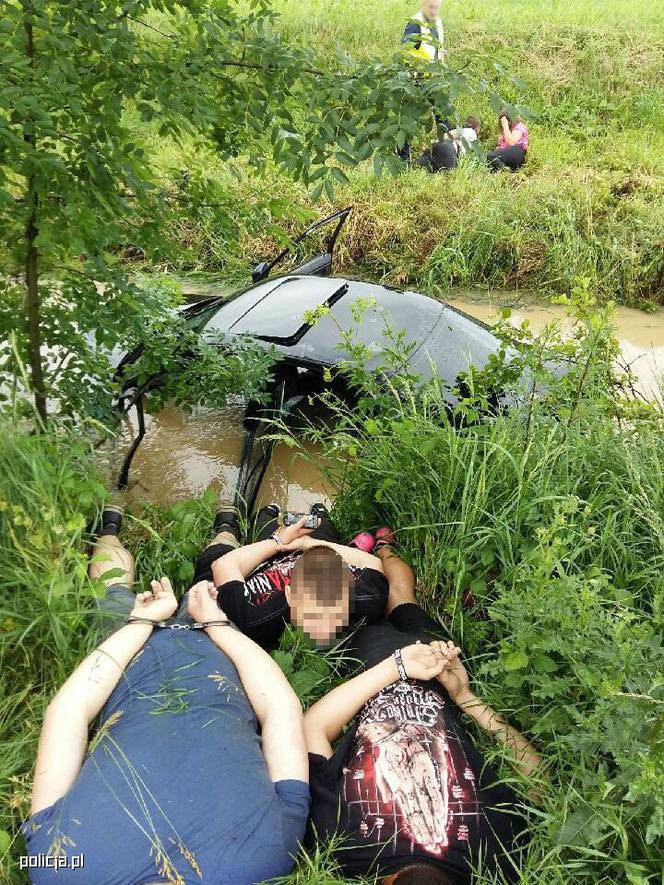 Nieudana ucieczka przed policją skończyła się w rowie