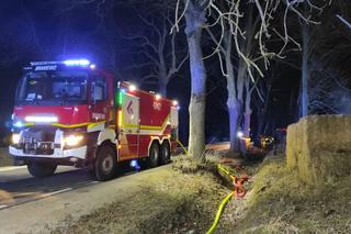 Ogromy pożar we Fromborku. Płonęło kilkaset sztuk kostek słomy [ZDJĘCIA]