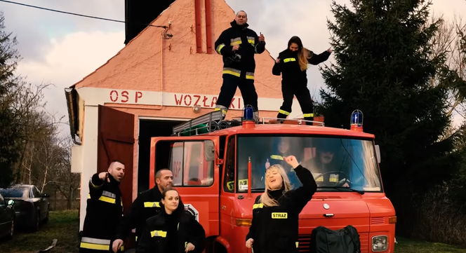 Strażacy w parodii "Ona by tak chciała gasić ze mną". Lepsze niż przeróbka ministrantów?