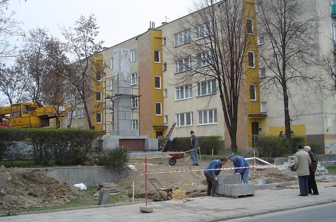 Zburzony i odbudowany!  Pomnik Niepodległości w Starachowicach